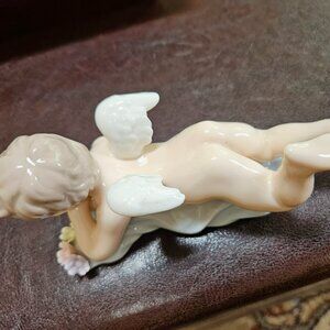 VINTAGE PORCELAIN FIGURINE ANGEL/LYING DOWN ANGEL